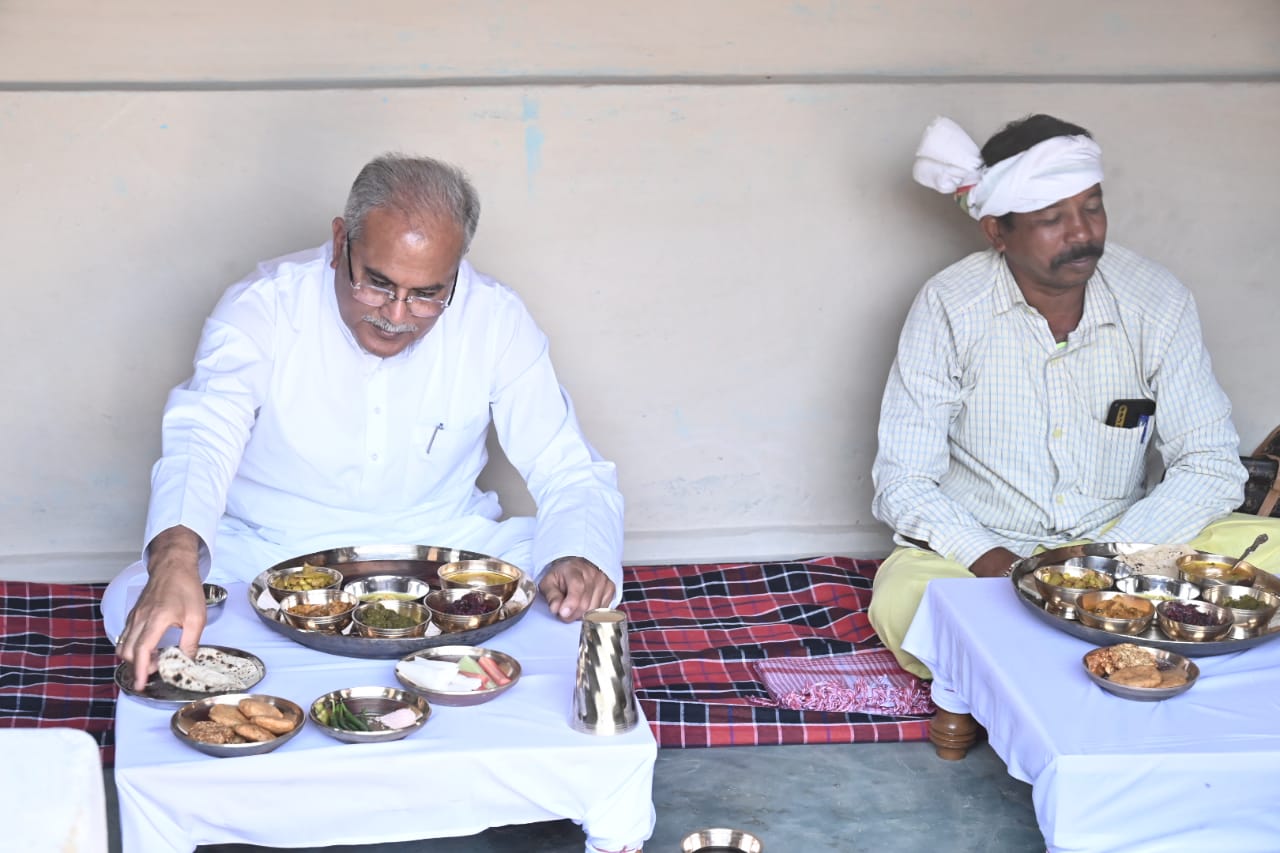 मुख्यमंत्री भूपेश बघेल ने चैतुरगढ़ क्षेत्र के ग्राम लाफा निवासी किसान होरिलाल राज के घर लिया स्वादिष्ट और छत्तीसगढ़िया भोजन का स्वाद 