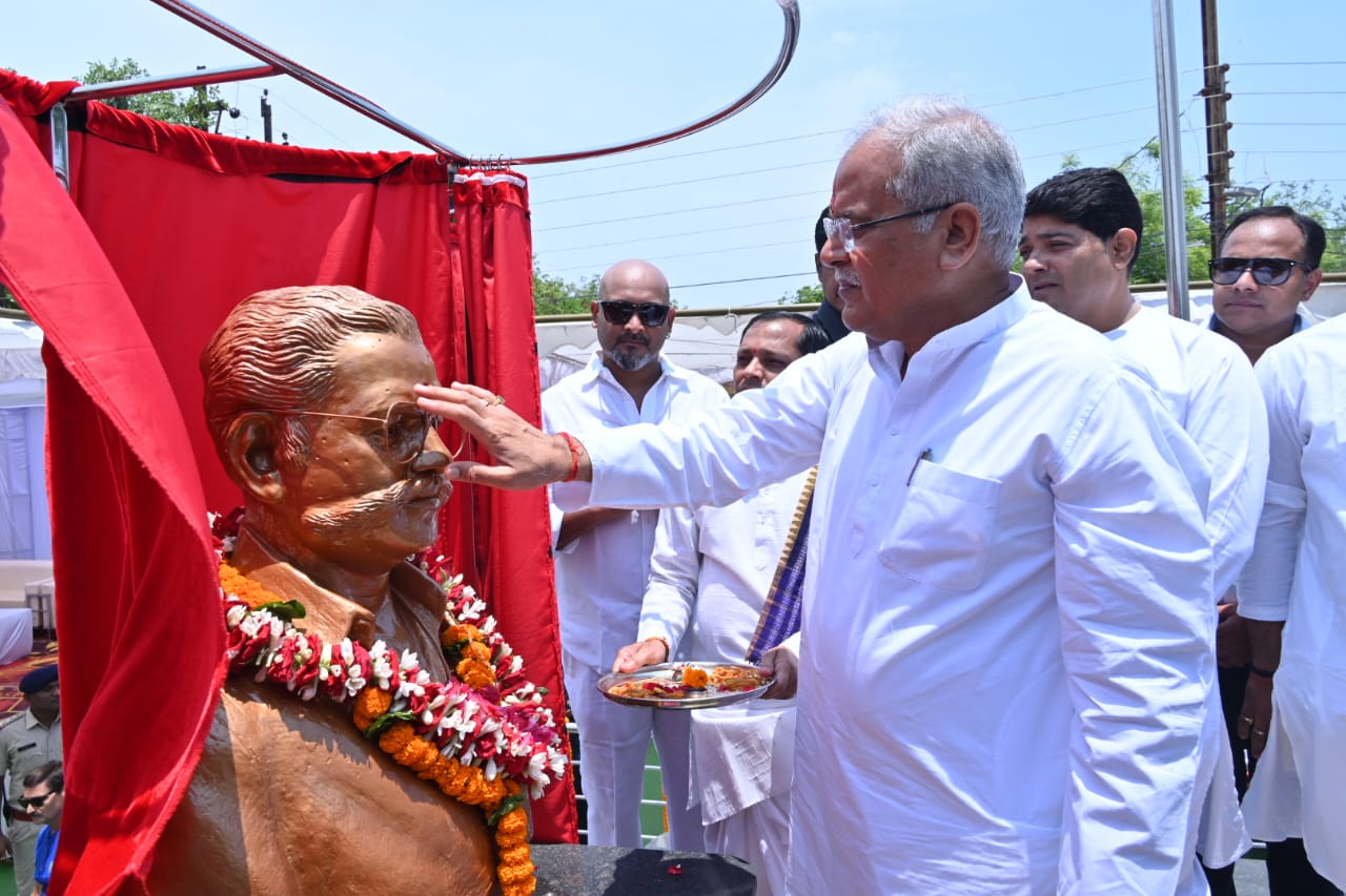 मुख्यमंत्री ने किया सतपथी चौक कटोरा तालाब में स्व.पं.लक्ष्मण जयदेव सतपथी की प्रतिमा का अनावरण