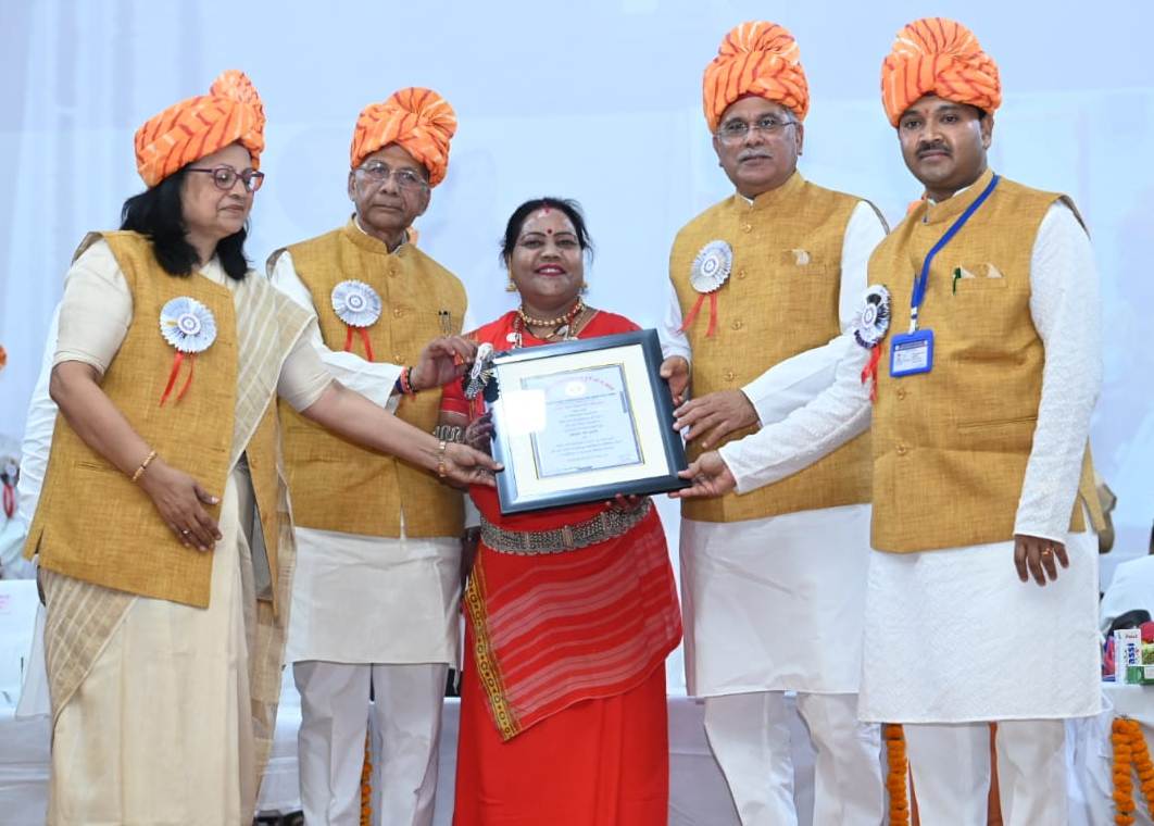 हेमचंद यादव विश्वविद्यालय दुर्ग के प्रथम दीक्षांत समारोह में 13 शोधार्थियों को पीएचडी और 135 छात्र-छात्राओं को मिला स्वर्ण पदक