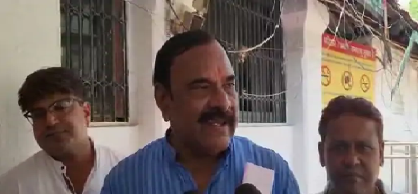 रायपुर में कांग्रेस नेता पर हमला:बदमाशों ने कार पर किया अटैक, नेता को चाकू मारा