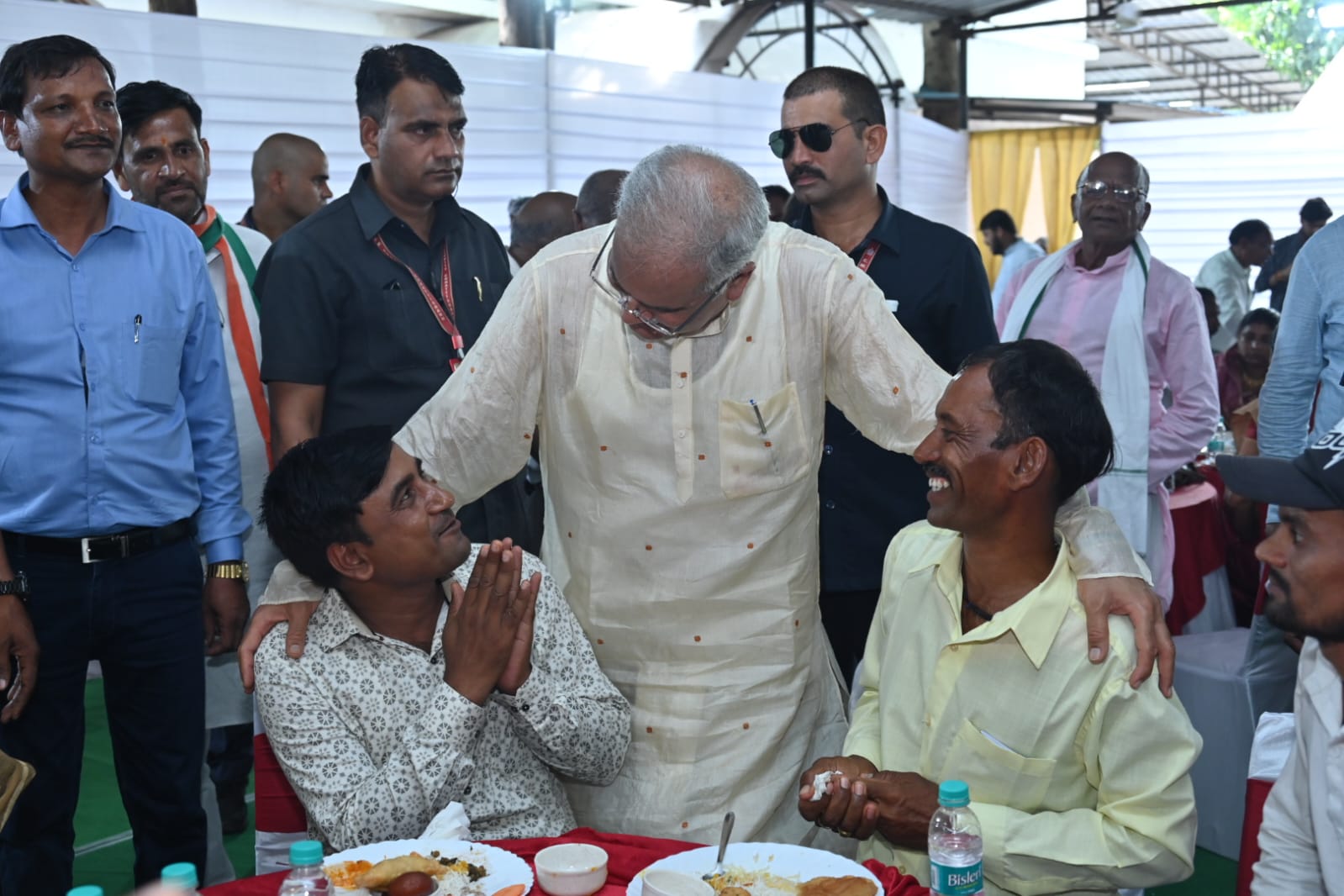 मुख्यमंत्री बिलासपुर संभाग के ग्रामीणजनों से भोजन के दौरान हुए रूबरू