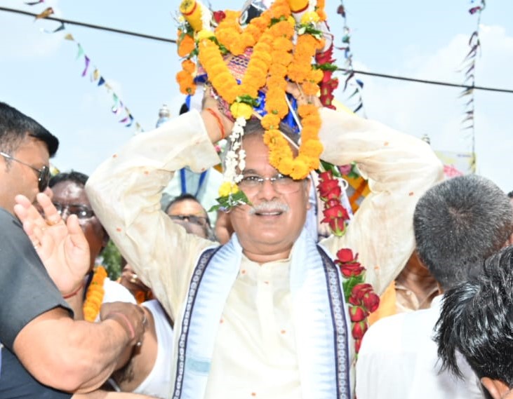 मुख्यमंत्री भूपेश बघेल ने गायत्री नगर स्थित जगन्नाथ मंदिर में रथयात्रा के शुभारंभ के अवसर पर की पूजा-अर्चना