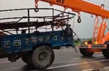 भीषण सड़क हादसा: श्रद्धालुओं से भरी ट्रैक्टर-ट्रॉली को कंटेनर ने मारी टक्कर, 8 की मौत, 50 से अधिक घायल