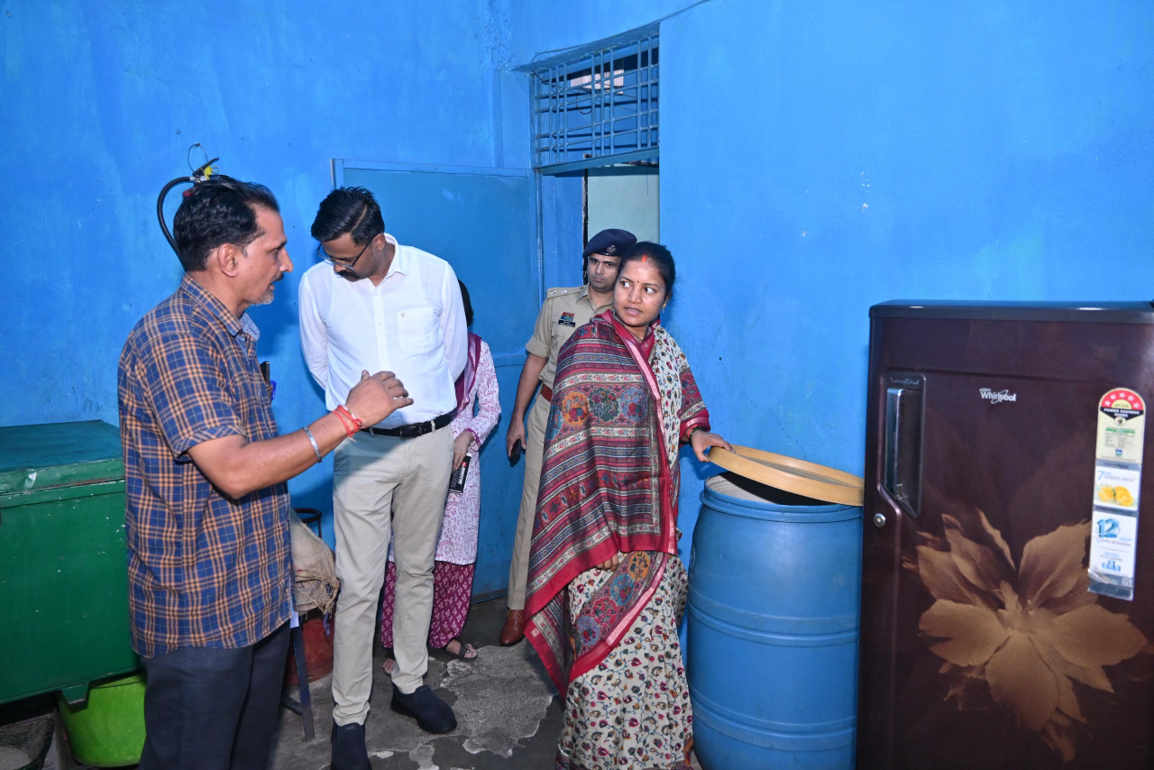 मंत्री लक्ष्मी राजवाड़े ने बलरामपुर में विभिन्न संस्थाओं का किया निरीक्षण