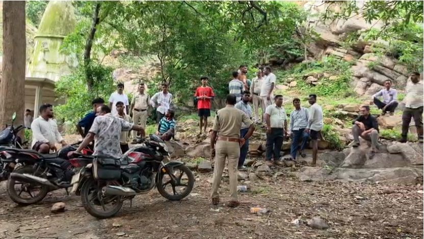 सक्ती जिले के दमाऊधारा झरने में पानी के तेज बहाव में बहे युवक की तलाश करती SDRF और DDRF की टीम।