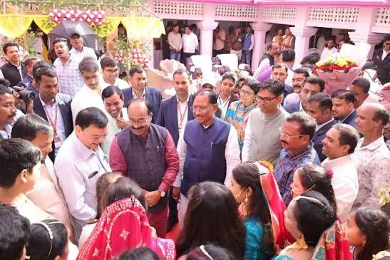 सुशासन तिहार के दौरान ग्रामीणों से संवाद करते मुख्यमंत्री विष्णु देव साय