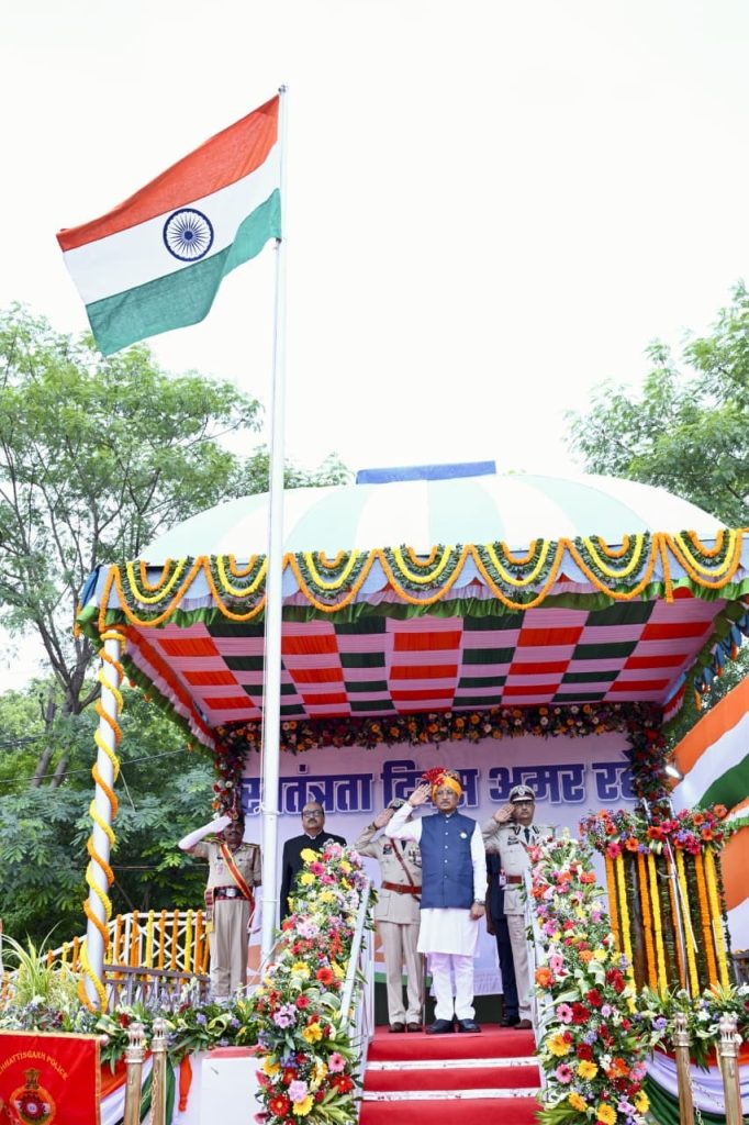 80वें स्वतंत्रता दिवस पर रायपुर पुलिस परेड ग्राउंड में ध्वजारोहण करते मुख्यमंत्री विष्णुदेव साय