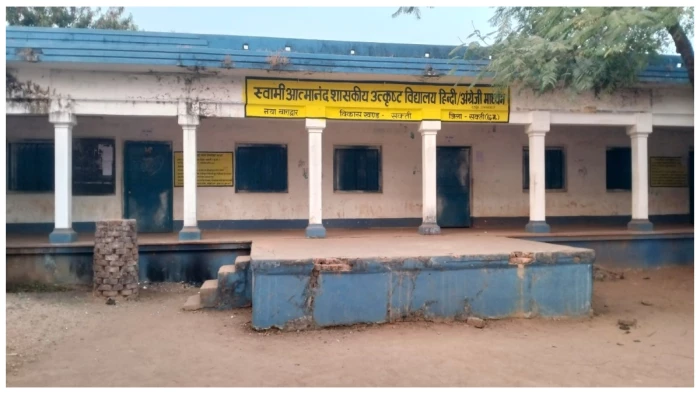 सक्ती के स्वामी आत्मानंद स्कूल बाराद्वार में शिक्षक नहीं होने से परीक्षा से पहले परेशान छात्र।