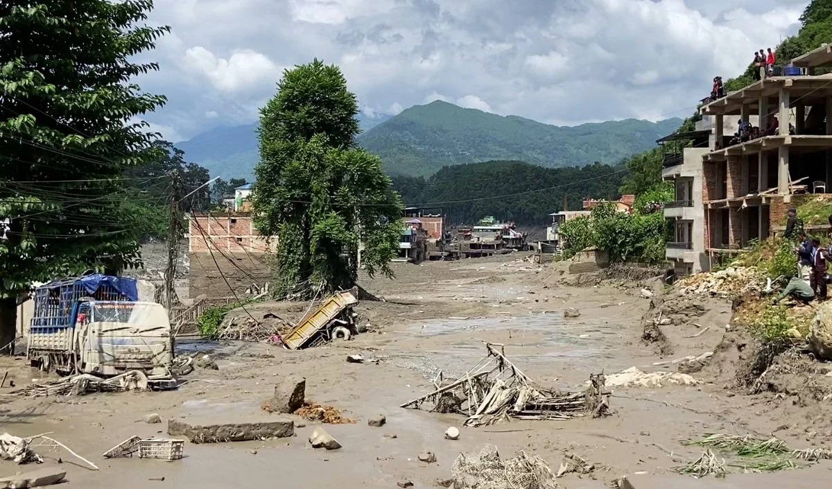 नेपाल में फ्लैश फ्लड के बाद मलबे में राहत और बचाव अभियान