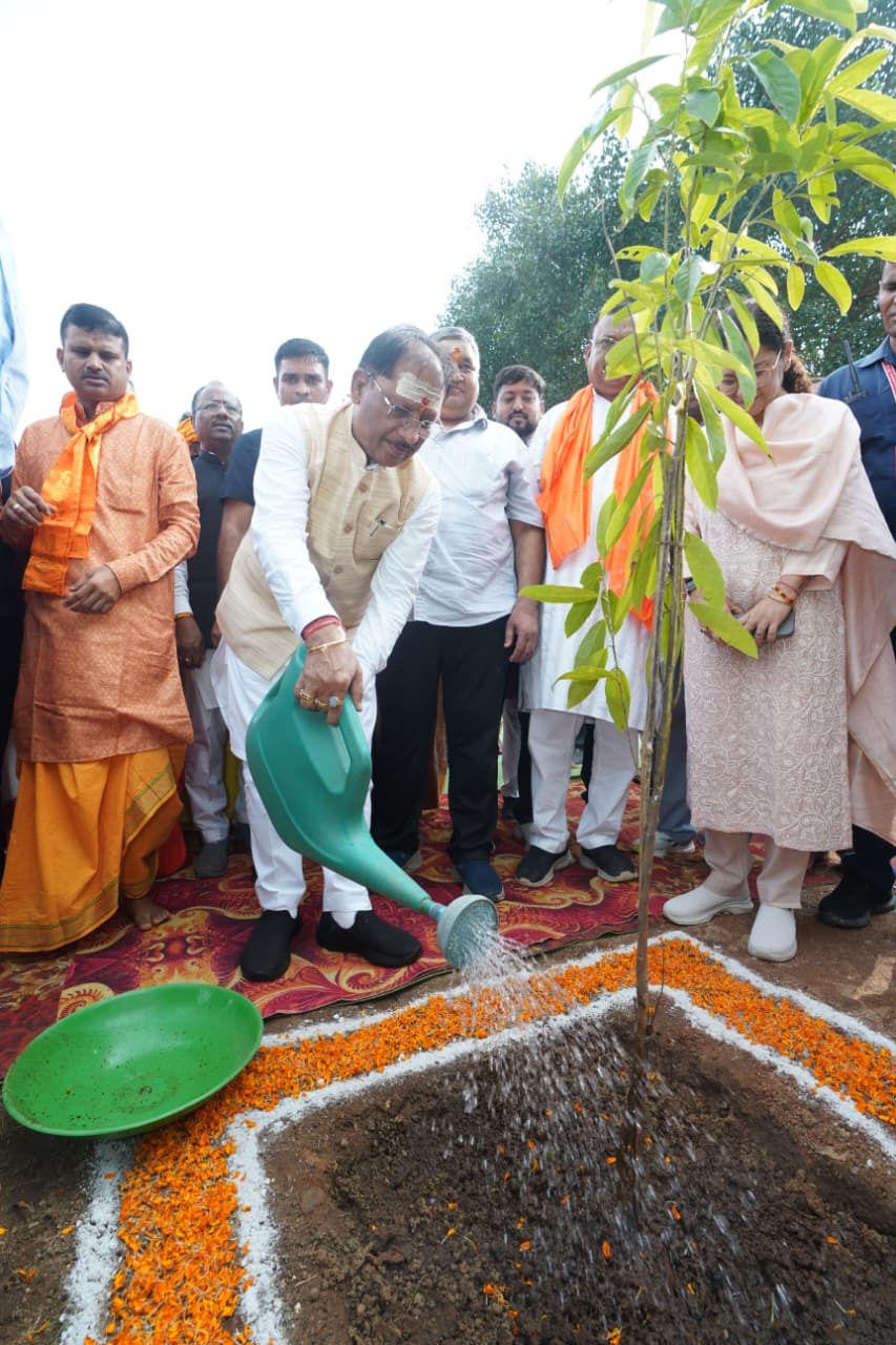 बाबा कर्मेश्वर धाम में पूजा-अर्चना करते मुख्यमंत्री विष्णुदेव साय