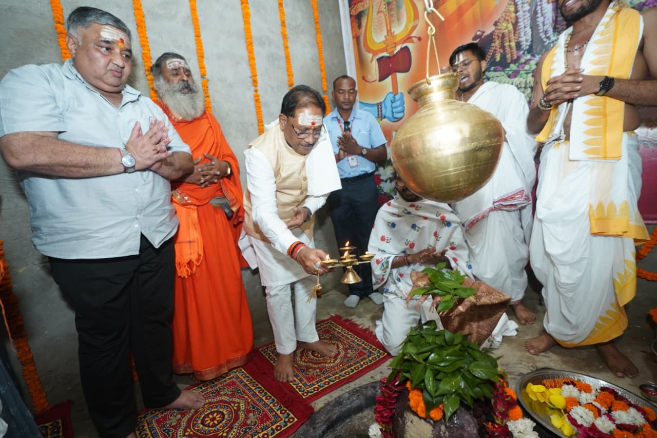 बाबा कर्मेश्वर धाम में पूजा-अर्चना करते मुख्यमंत्री विष्णुदेव साय