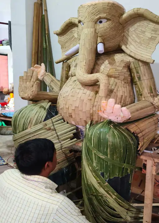 रायपुर में बांस और धूप-अगरबत्ती से बनी अनोखी गणेश मूर्तियां