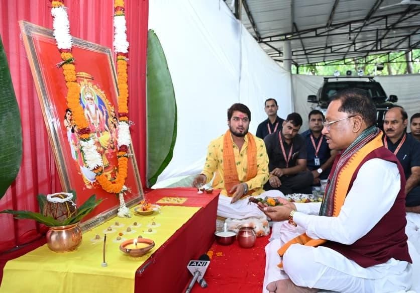 रायपुर मुख्यमंत्री निवास में भगवान विश्वकर्मा की पूजा करते मुख्यमंत्री विष्णुदेव साय
