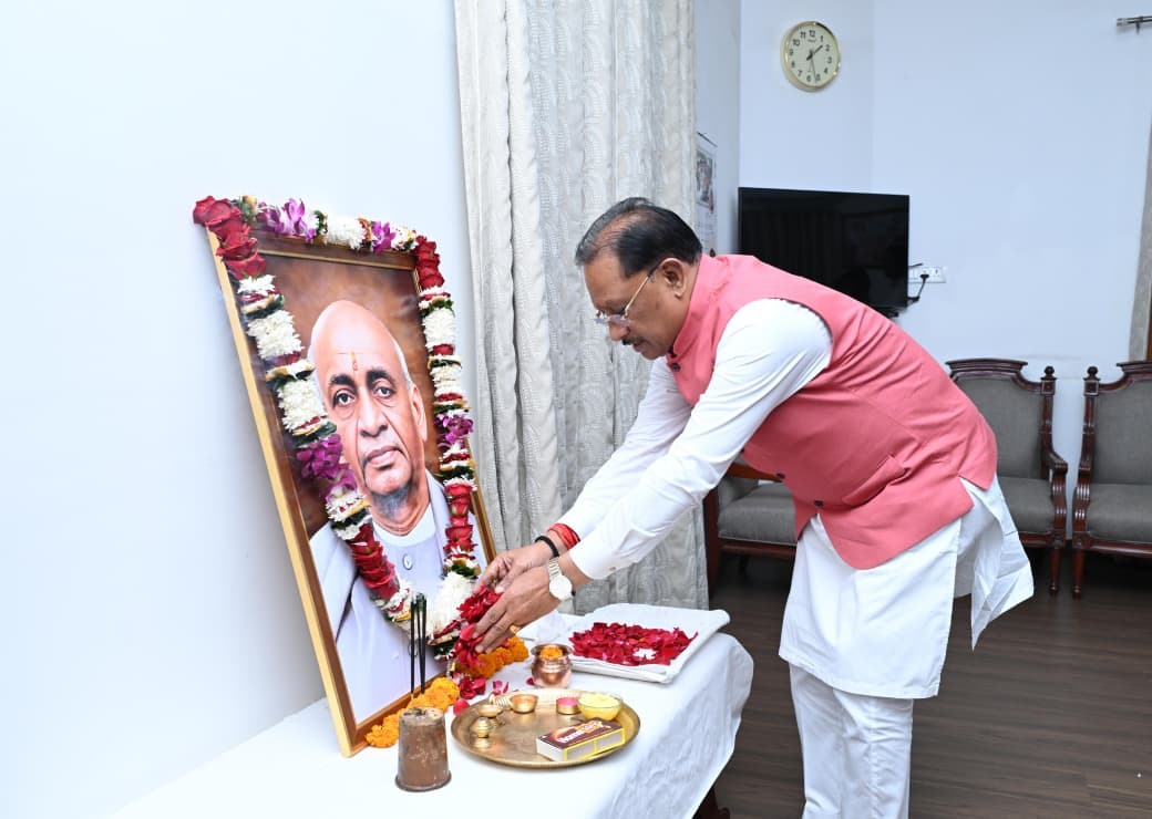 राष्ट्रीय एकता दिवस पर मुख्यमंत्री विष्णु देव साय और राज्यपाल रमेन डेका ने सरदार वल्लभभाई पटेल को श्रद्धांजलि दी