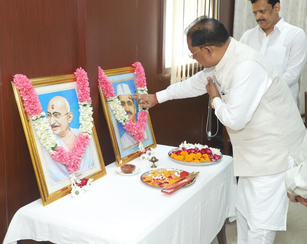 नई दिल्ली के छत्तीसगढ़ सदन में महात्मा गांधी और लाल बहादुर शास्त्री को श्रद्धांजलि देते CM विष्णुदेव साय