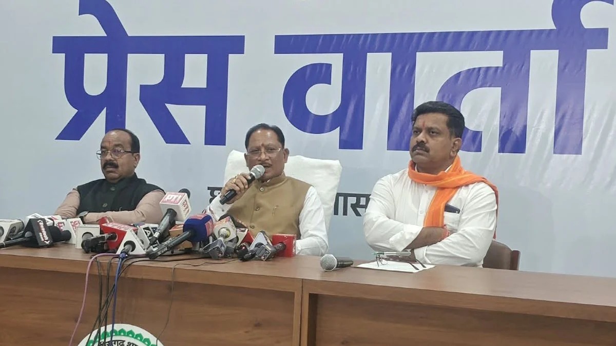 मुख्यमंत्री विष्णुदेव साय और उपमुख्यमंत्री अरुण साव व विजय शर्मा ने कैबिनेट बैठक के बाद प्रधानमंत्री नरेंद्र मोदी के अभिनंदन प्रस्ताव की जानकारी दी।