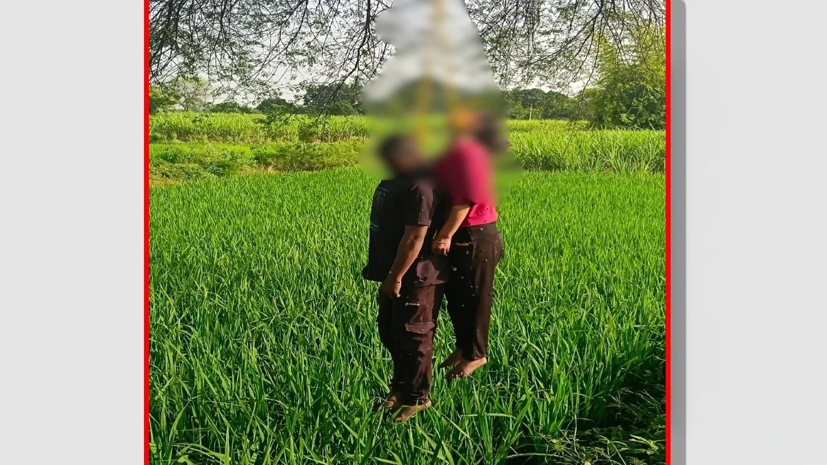 कबीरधाम के हथमुड़ी गांव में प्रेमी जोड़े के शव मिलने के बाद जांच करती पुलिस
