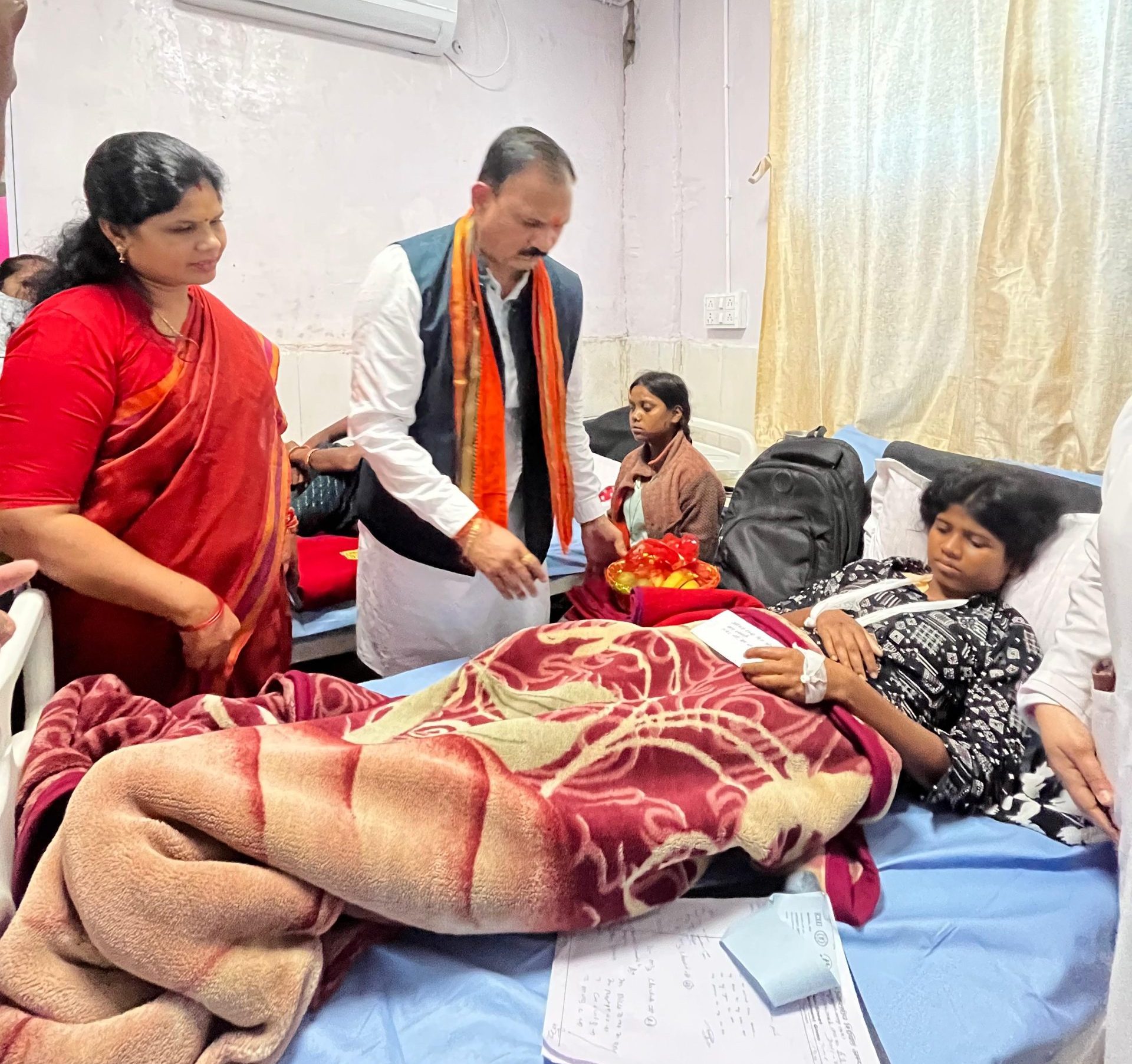 केल्हारी बस हादसे के घायलों से मिले स्वास्थ्य मंत्री श्याम बिहारी जायसवाल