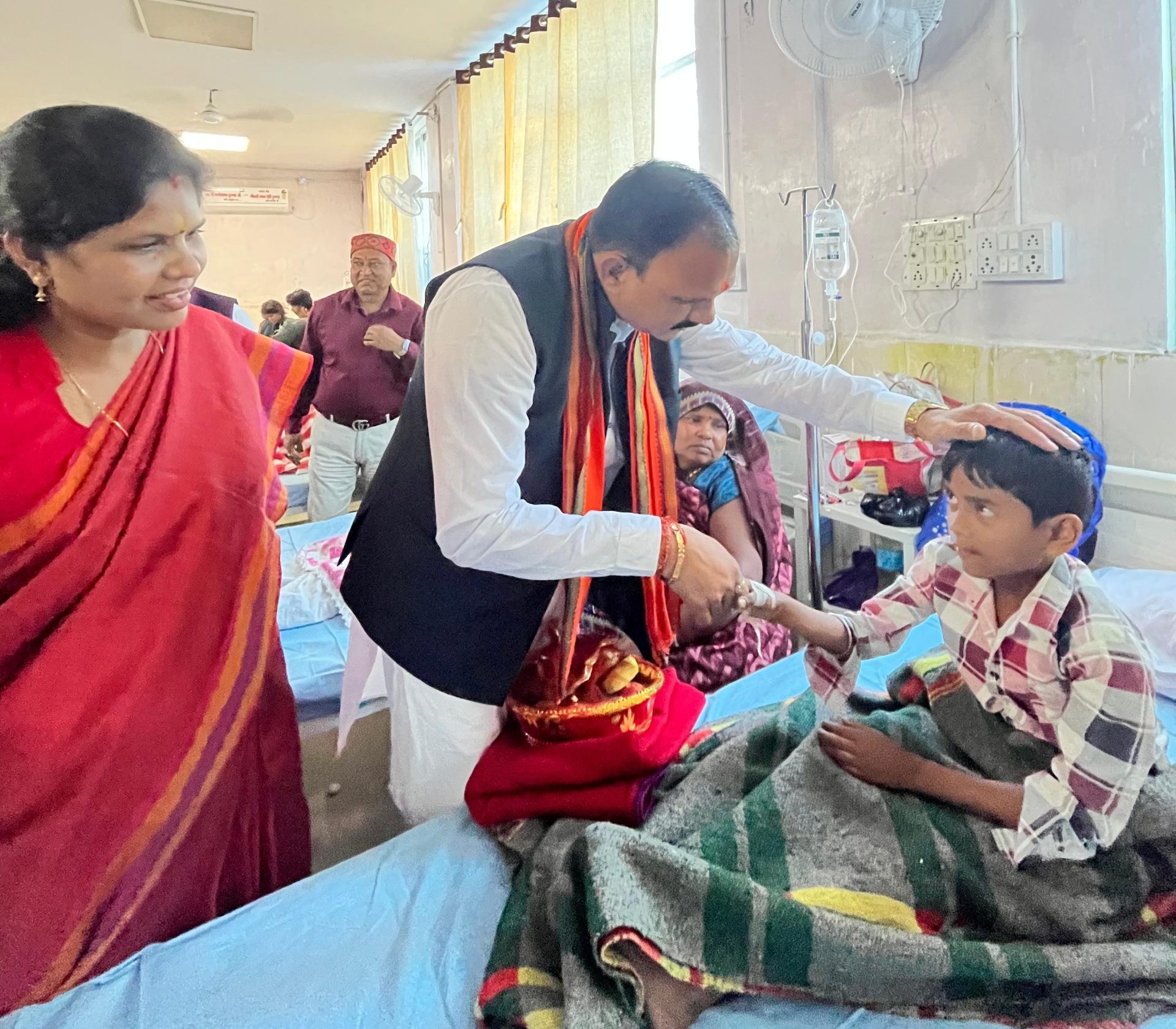 केल्हारी बस हादसे के घायलों से मिले स्वास्थ्य मंत्री श्याम बिहारी जायसवाल