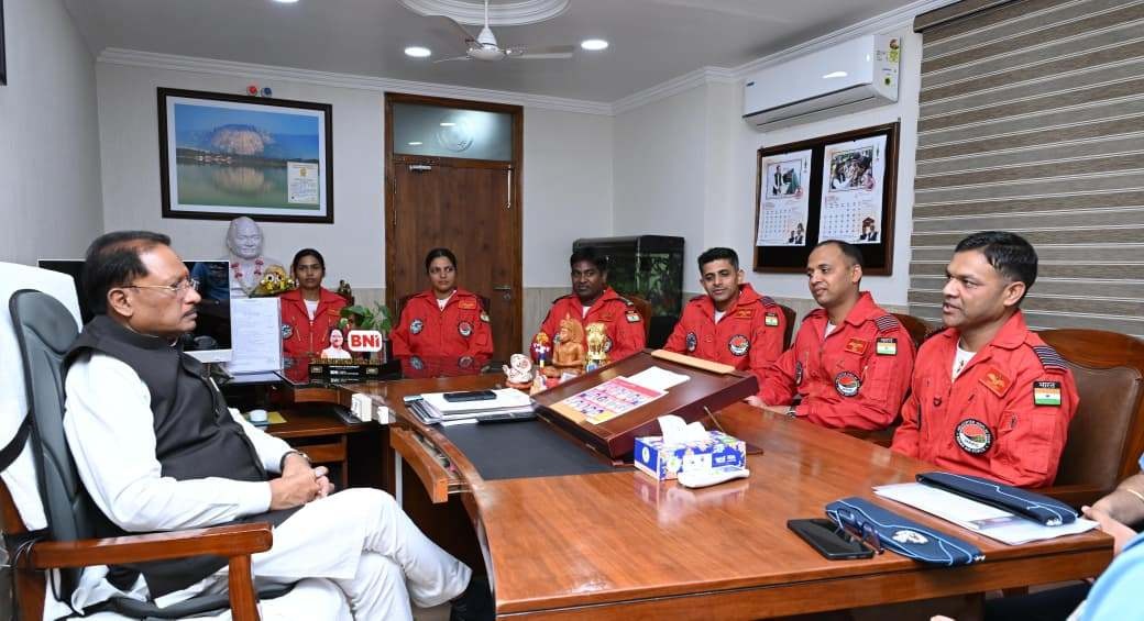 छत्तीसगढ़ राज्योत्सव 2026 के दौरान नवा रायपुर के सेंध लेक क्षेत्र में पांच स्वदेशी ध्रुव हेलीकॉप्टरों के साथ भारतीय वायु सेना की सारंग टीम का एयर शो