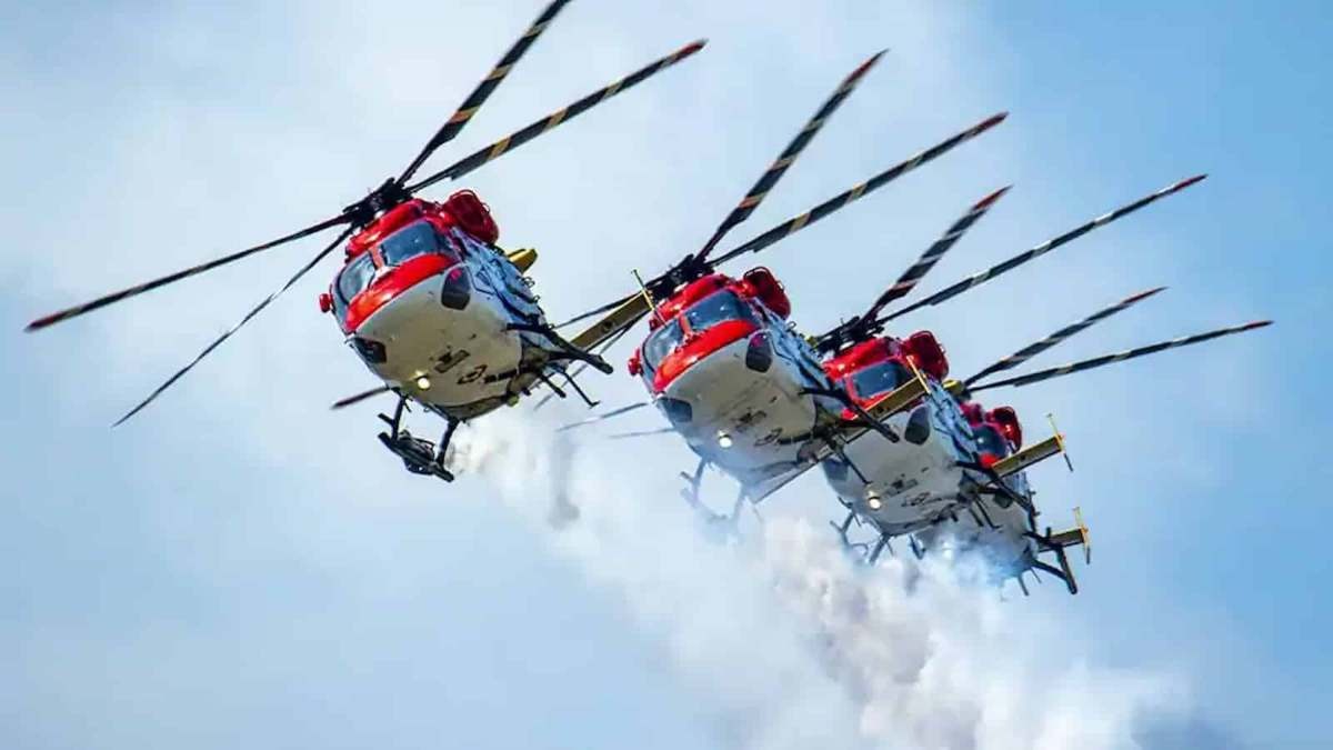 छत्तीसगढ़ राज्योत्सव 2026 के दौरान नवा रायपुर के सेंध लेक क्षेत्र में पांच स्वदेशी ध्रुव हेलीकॉप्टरों के साथ भारतीय वायु सेना की सारंग टीम का एयर शो