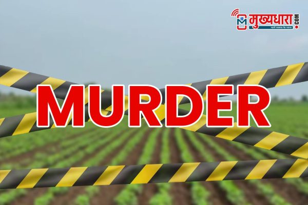 सीहोर के डीमावर गांव में खेत पर किसान की हत्या के बाद जांच करती पुलिस